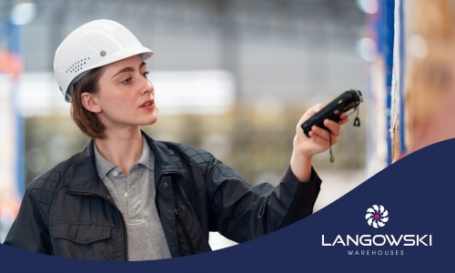 Kobieta w kasku ze skanerem -WMS dla branży fashion