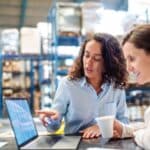 Dwie kobiety przy komputerze na magazynie