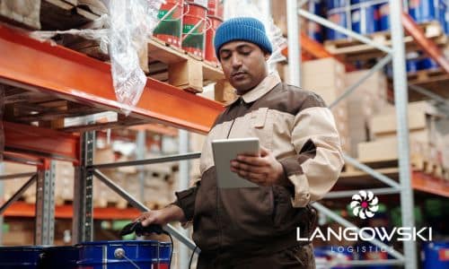 Pracownik magazynu ze skanerem w ręku- logistyka kontraktowa