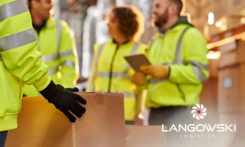 Pracownicy magazynu w roboczych żółtych ubraniach - logistyka kontraktowa